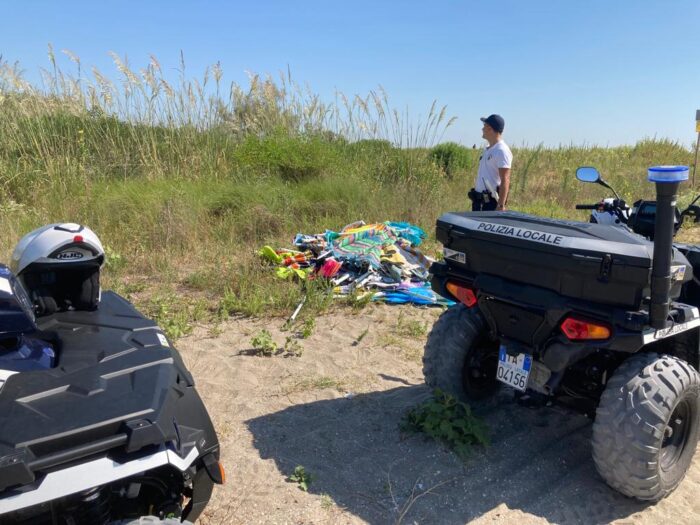 Lido di Venezia: blitz della Polizia locale contro i venditori abusivi