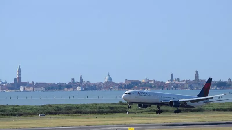 Aeroporto Marco Polo, esce sulla pista per fumare: 2mila euro di multa