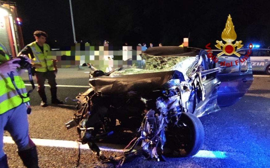 Autostrada A27, auto sbanda e finisce fuori strada: un morto