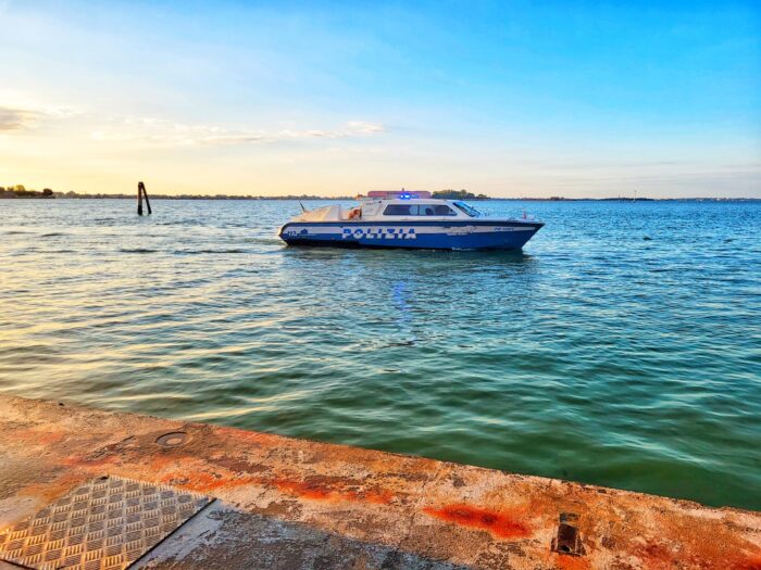 Catamarano fugge all'alt della polizia: sanzionato il conducente - Televenezia