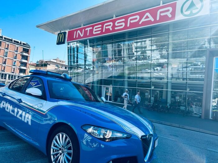 Mestre, ruba al supermercato e aggredisce la vigilanza: arrestato