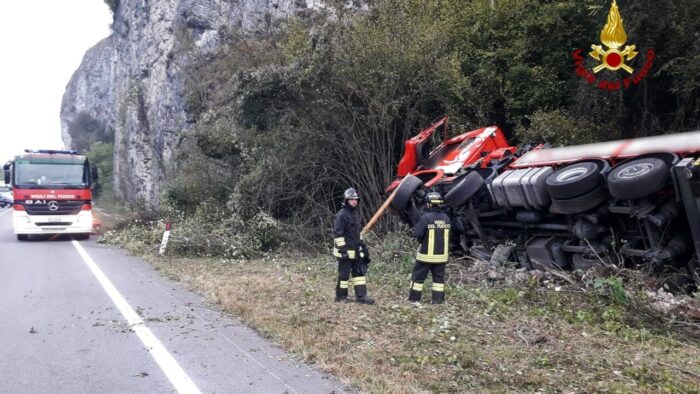 Quero Vas, camion investe un cervo e finisce fuori strada: morto l'autista - Televenezia