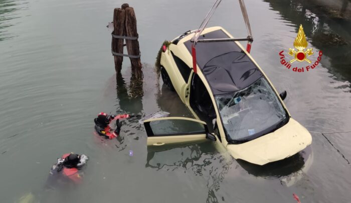 Jesolo, auto finisce nel canale e affonda: in salvo la conducente - Televenezia