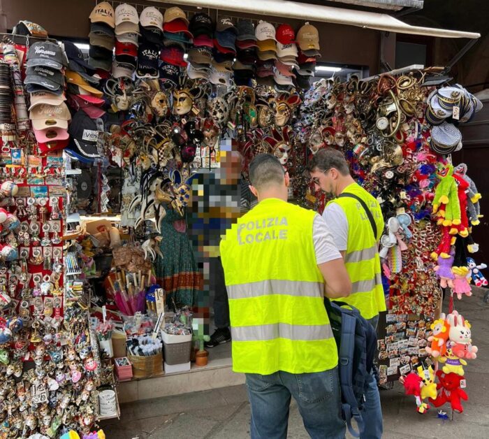 Banchetti fuori misura: sequestrati 1000 articoli, multe per 6 mila euro