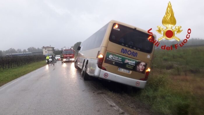 Bus Mom fuori strada a Moriago della Battaglia - Televenezia