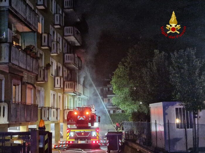 Padova, incendio in un condominio: oltre 20 persone intossicate