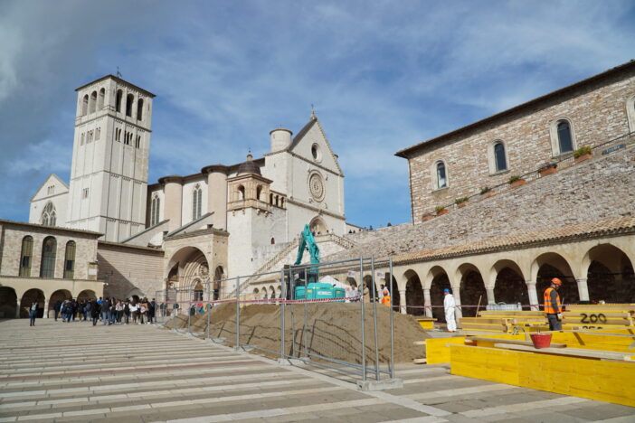 Assisi, in Piazza San Francesco iniziati i lavori del Sand Nativity di Jesolo