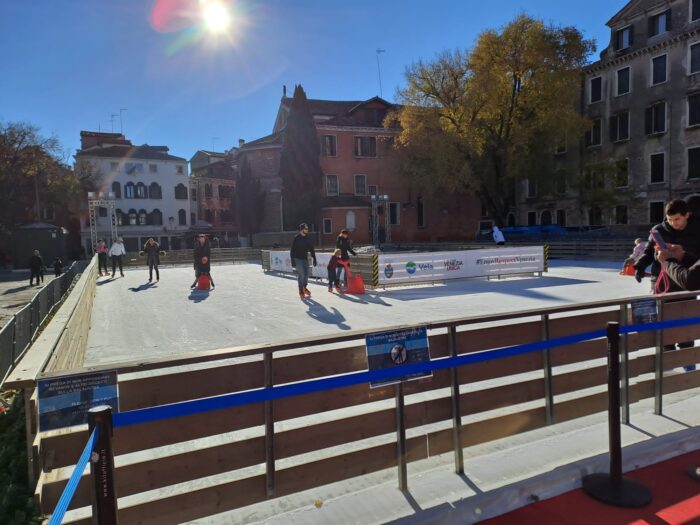 Pista di pattinaggio sul ghiaccio a Venezia