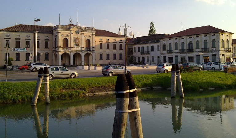 Madre derubata a Mira mentre prega dove morì il figlio