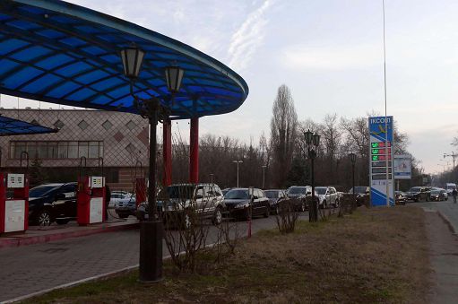 Carburanti, la benzina self torna sopra 1,8 euro-litro