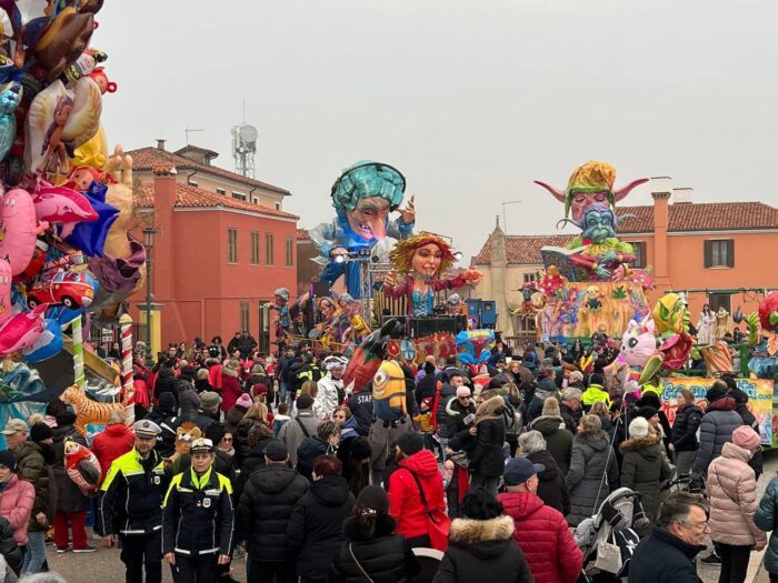 Giovedì grasso a Pellestrina con la sfilata dei carri allegorici